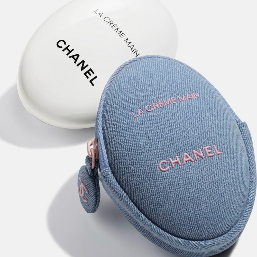 CHANEL LA CRÈME MAIN with denim and pink Pouch